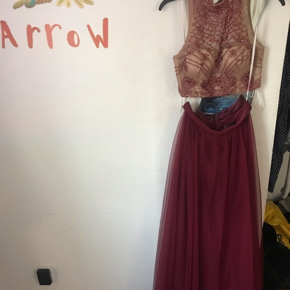 BURGUNDY HOMECOMING DRESS - Picture 4 of 5